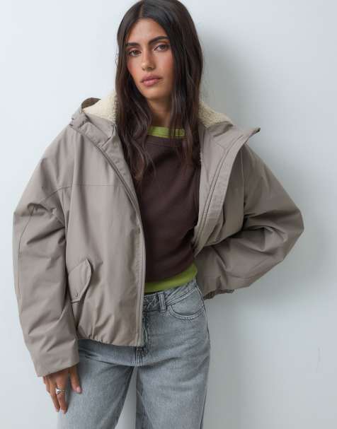 ASOS DESIGN korte regenjas met capuchon en borgvoering in neutraal - view 1