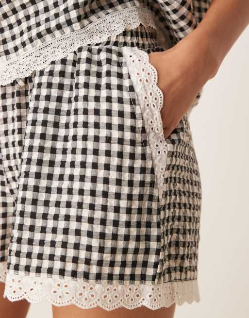 ASOS DESIGN - Korte shorts med blondekanter og sorte gingham-tern, 4 af 5