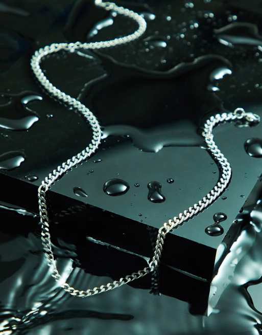 ASOS DESIGN - Korte smalle schakelketting van 4mm van waterdicht roestvrij staal in zilverkleur 