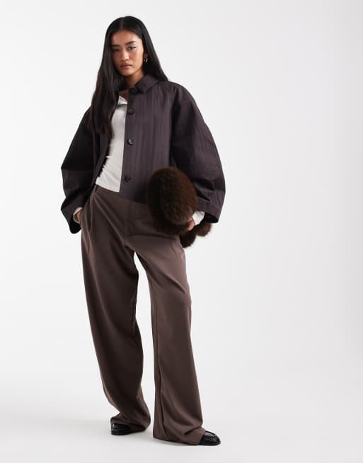 ASOS DESIGN - Korte trenchcoat met plooidetail in chocoladebruin, 2 van 4