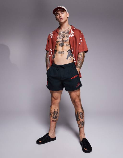 ASOS DESIGN - Korte zwemshort met plaatselijke print in zwart, 2 van 4
