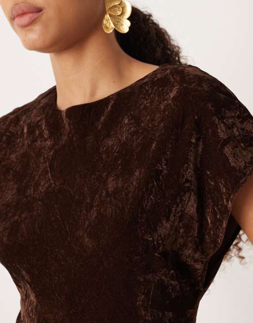 ASOS DESIGN - Kortærmet chokoladebrun midikjole i velour med rund hals, 3 af 4