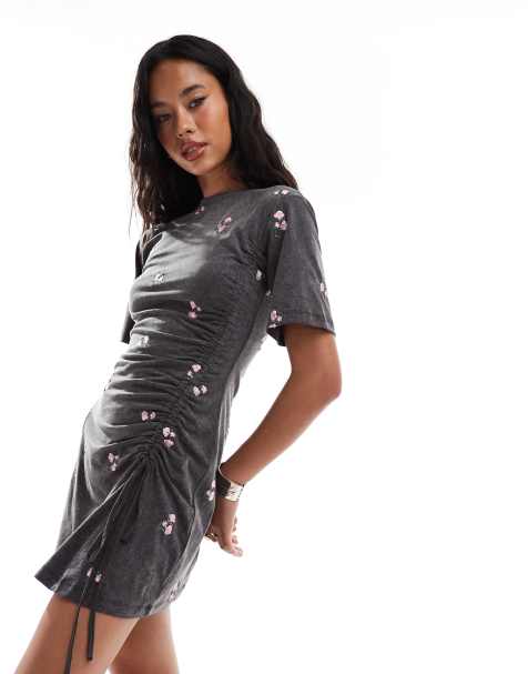 ASOS DESIGN - Kortærmet minikjole med broderi og rynker i siderne i syrevask - view 1
