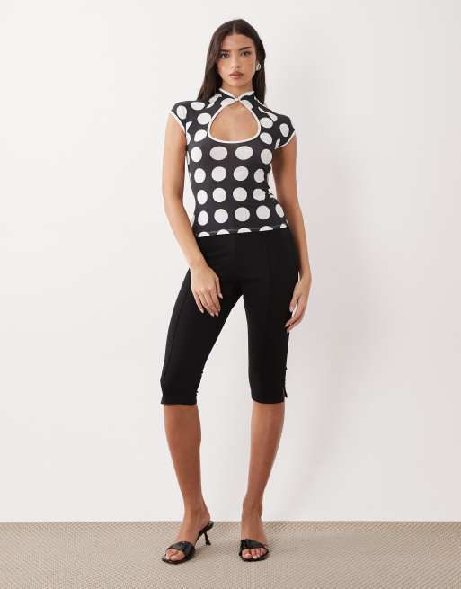 ASOS DESIGN - Kortærmet top med udskæring og polkaprikket print, 2 af 4