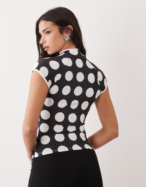 ASOS DESIGN - Kortærmet top med udskæring og polkaprikket print, 4 af 4