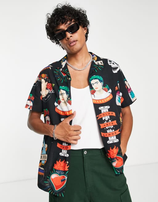 ASOS DESIGN – Koszula o lnianym wyglądzie z kołnierzykiem kubańskim i z nadrukiem z wizerunkiem Fridy Kahlo