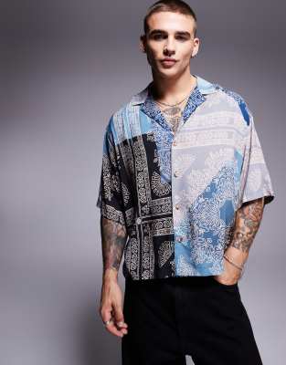 ASOS DESIGN – Koszula oversize o pudełkowym kroju z głębokim kołnierzykiem kubańskim w niebieski bandanowy wzór