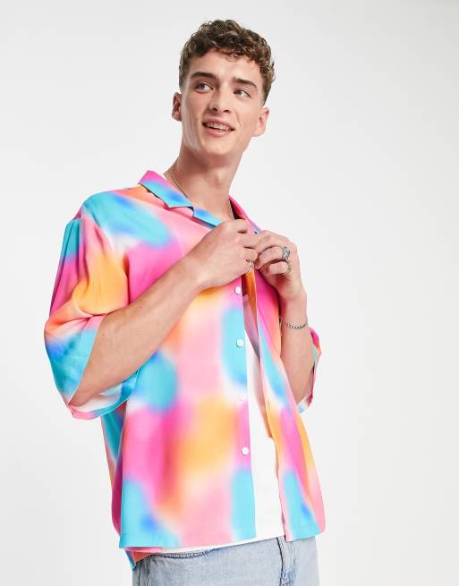 ASOS DESIGN – Koszula oversize w jasny wzór z efektem sprejowania z obniżoną linią ramion i kołnierzykiem kubańskim