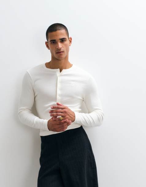 ASOS DESIGN koszulka Henley o kroju podkreślającym sylwetkę z długim rękawem, z haftowanym emblematem na piersi, w kremowej prążkowanej tkaninie - view 1