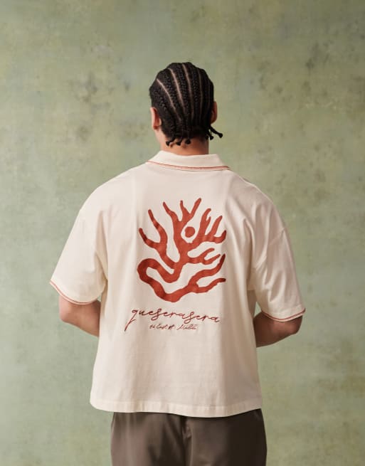 ASOS DESIGN – Koszulka polo w kolorze ecru o pudełkowym kroju z krótkim rękawem i haftowaną grafiką z przodu i na plecach