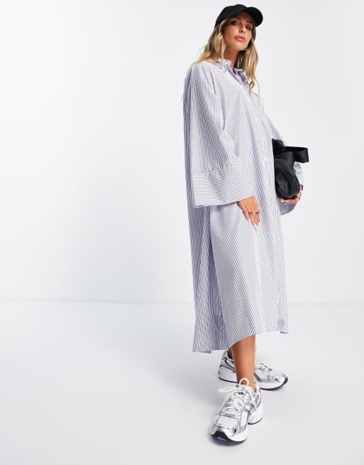 ASOS DESIGN – Koszulowa sukienka maxi o trapezowym kroju ze wzorem w niebieskie paski 