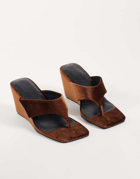 ASOS DESIGN koturny z paskiem między palcami w kolorze bursztynowym, aksamitne - view 1