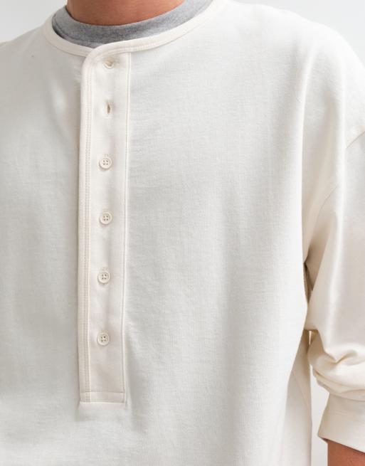 ASOS DESIGN kraftig boxig oversize långärmad t-shirt med henley-ringning i cream, 4 av 5