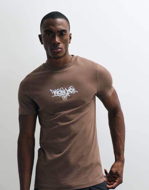 ASOS DESIGN - Kraftig brun T-shirt i regular fit med Tokyo-print foran, 5 af 5