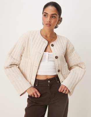 ASOS DESIGN - Kragenlose Cropped-Steppjacke aus Leinen in Hellbeige-Neutral