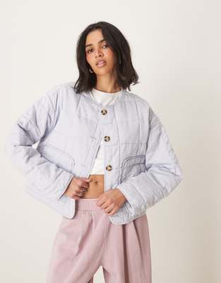ASOS DESIGN - Kragenlose cropped Steppjacke in Blassblau-Keine Farbe