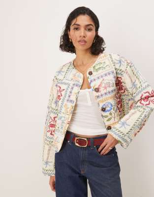ASOS DESIGN - Kragenlose Cropped Steppjacke mit Postkartenmuster-Bunt