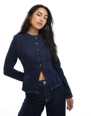 ASOS DESIGN - Kragenlose Jacke aus Denim in Rinse-Waschung mit Schulterpolstern und tailliertem Schnitt-Marineblau