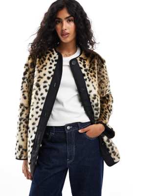 ASOS DESIGN - Kragenlose Jacke aus Kunstpelz mit Leopardenmuster-Bunt