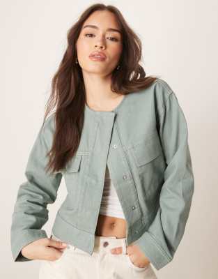 ASOS DESIGN - Kragenlose Jacke aus Twill in Grün-Neutral