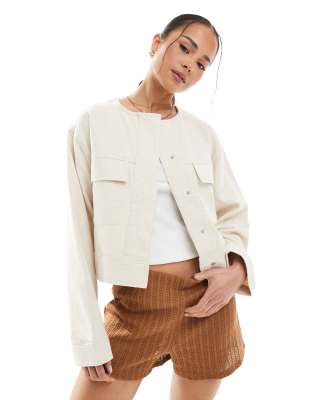 ASOS DESIGN - Kragenlose Jacke aus Twill in Hellbeige-Neutral