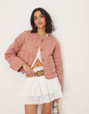 ASOS DESIGN - Kragenlose kurze Steppjacke in Altrosa-Keine Farbe
