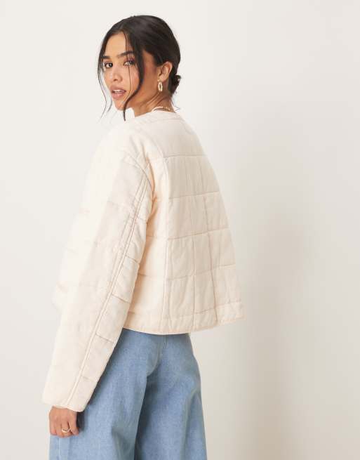 ASOS DESIGN – Kragenlose kurze Steppjacke in Creme, 4 von 4