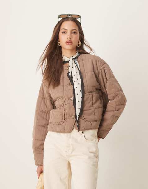 ASOS DESIGN – Kragenlose kurze Steppjacke in Pilzbraun - view 1