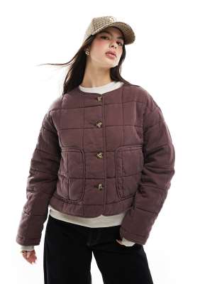 ASOS DESIGN - Kragenlose kurze Steppjacke in Schokobraun-Keine Farbe