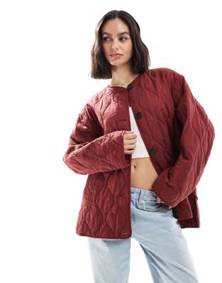 ASOS DESIGN - Kragenlose Steppjacke in Dunkelrot mit abgerundetem Saum-Keine Farbe