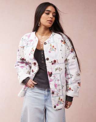 ASOS DESIGN - Kragenlose Steppjacke mit Taschentuchprint und abgerundetem Saum-Keine Farbe