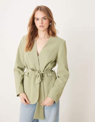 ASOS DESIGN - Kragenloser Blazer in Pistazie mit Bindegürtel-Grün