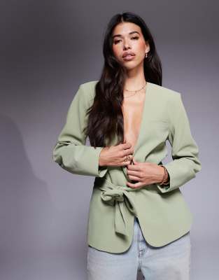 ASOS DESIGN - Kragenloser Blazer in Pistaziengrün mit Bindegürtel, Kombiteil