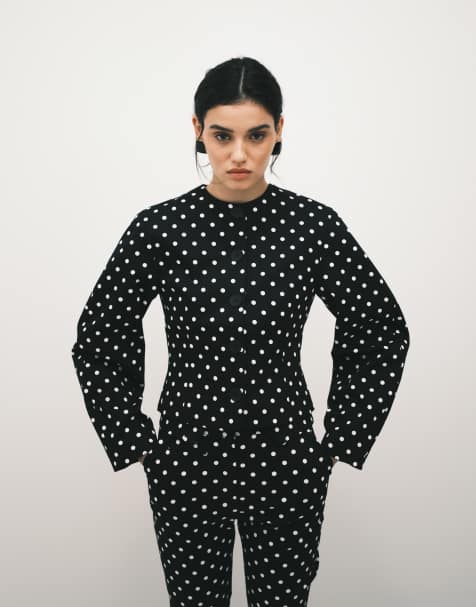ASOS DESIGN – Kragenloser, gepunkteter Blazer in Schwarz-Weiß mit voluminösen Ärmeln - view 1