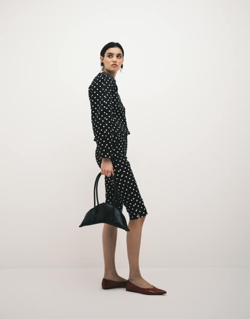 ASOS DESIGN – Kragenloser, gepunkteter Blazer in Schwarz-Weiß mit voluminösen Ärmeln, 2 von 4
