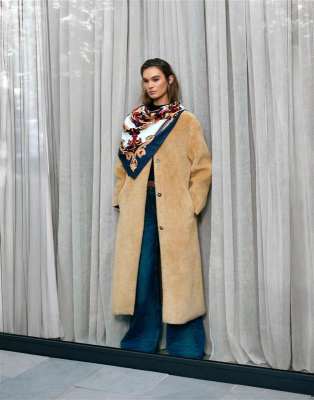 ASOS DESIGN - Kragenloser Kunstpelz-Mantel in Biscuit mit verstärktem Design-Brown