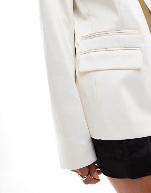 ASOS DESIGN Kragenloser Satin Blazer in CremeweiB