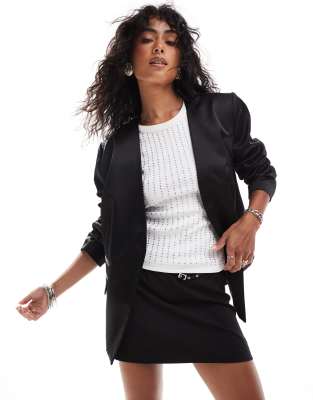 ASOS DESIGN - Kragenloser Satin-Blazer in Schwarz