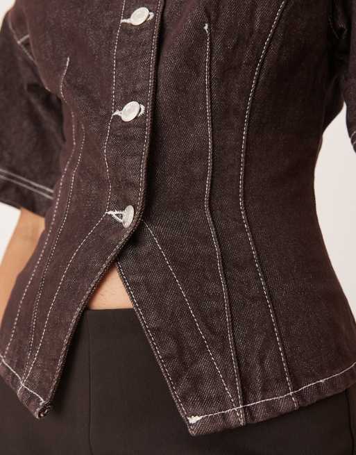 ASOS DESIGN – Kragenloses, kurzärmliges Oberteil aus Denim in Dunkelbraun mit tailliertem Schnitt, 3 von 4