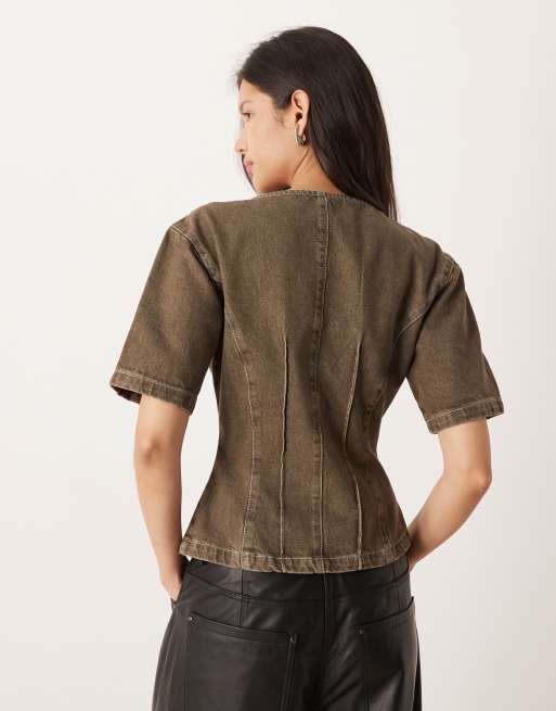 ASOS DESIGN – Kragenloses, kurzärmliges Oberteil aus Denim in Olivgrün mit tailliertem Schnitt, 4 von 4