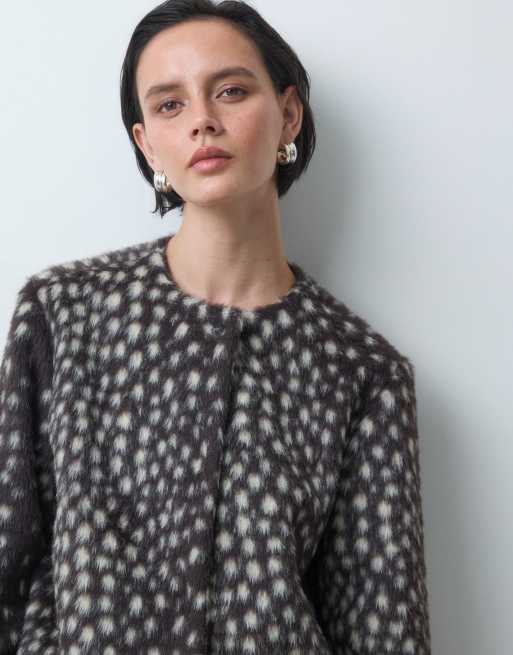 ASOS DESIGN kraglös jacka i fuskpäls med djurmönster, 2 av 4