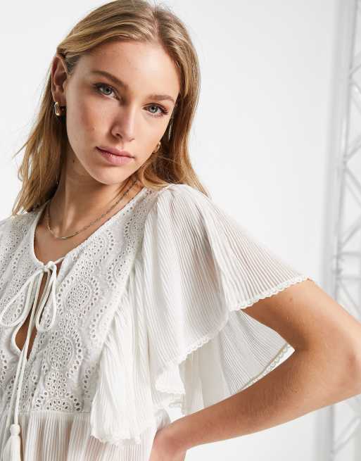 ASOS DESIGN – Krämfärgad topp i broderie anglaise med plisserade, utsvängda ärmar, 3 av 4