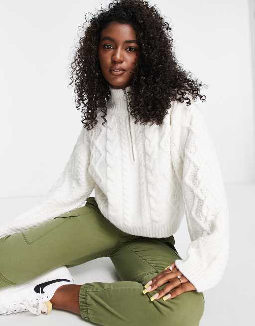 ASOS DESIGN – Krämvit, kabelstickad tröja med hög krage och dragkedja 