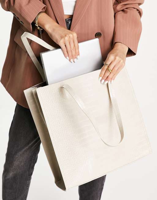ASOS DESIGN – Krämvit, krokodilskinnsmönstrad toteväska med laptop-fack , 3 av 4