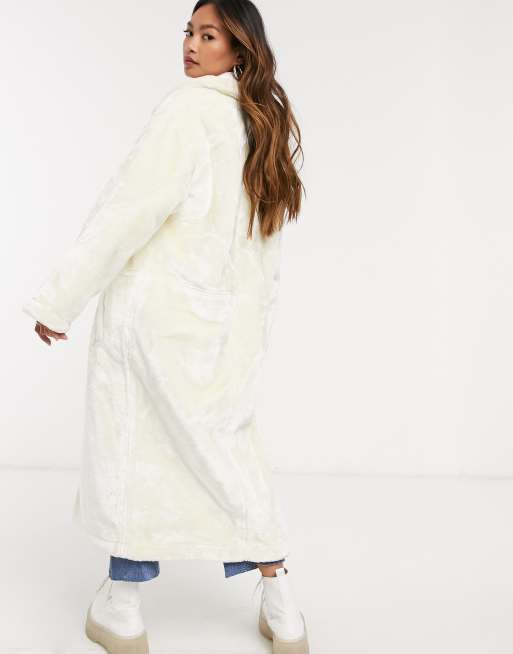 ASOS DESIGN – Krämvit maxikappa i mjuk lyxig fuskpäls, 2 av 4