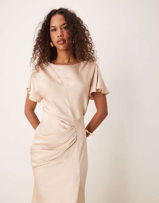 ASOS DESIGN – Krämvit midiklänning med rynkning i sidan och utsvängda ärmar i satin, 4 av 4