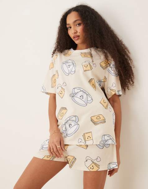 ASOS DESIGN – Krämvit pyjamas med kak- och temönster med t-shirt i oversize och shorts - view 1