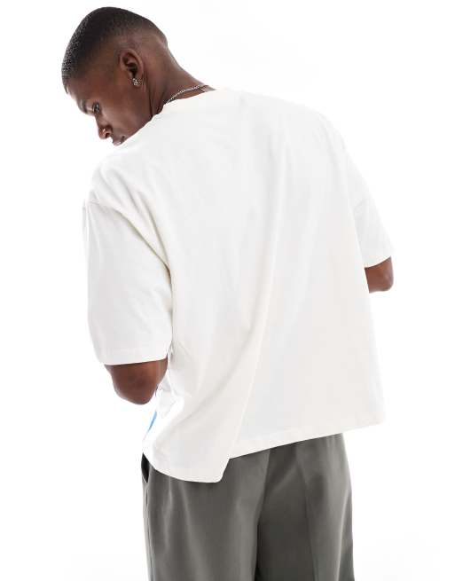 ASOS DESIGN – Krämvit t-shirt i oversize med boxig passform, panelsydd design och sporttryck, 3 av 4