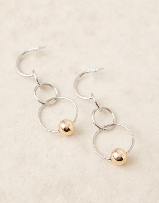 ASOS DESIGN – Kreisförmige Hängeohrringe in Silberoptik mit goldfarbenem Kugeldetail, 2 von 3