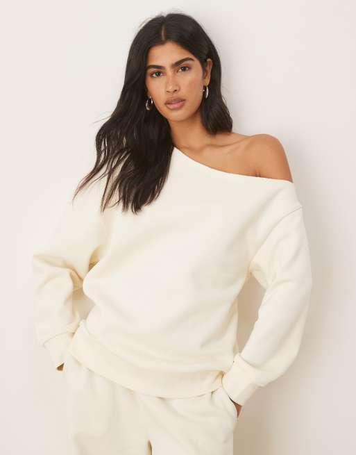 ASOS DESIGN – Kremowa bluza z odkrytym ramieniem i szczotkowanym wykończeniem od spodu
